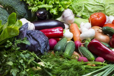 Taze sebze domates salatalık kabak ve yeşillik arka plan