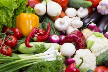 Taze sebze domates salatalık kabak ve yeşillik arka plan