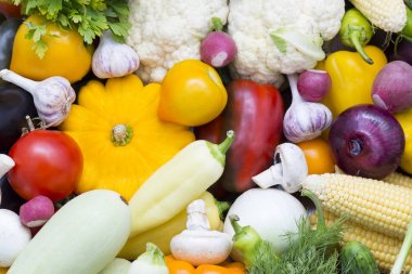 Taze sebze domates salatalık kabak ve yeşillik arka plan