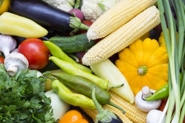 Taze sebze domates salatalık kabak ve yeşillik arka plan