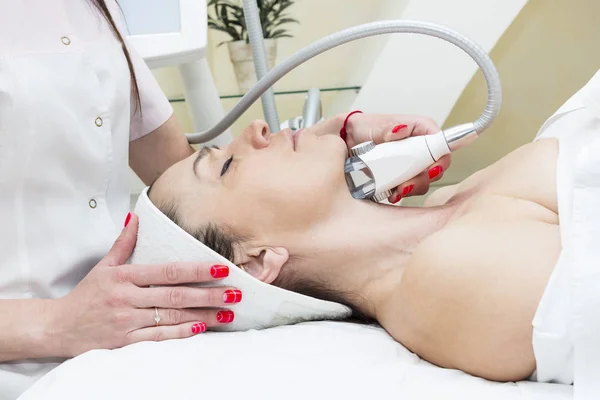 The procedure of lipomassage in a beauty salon — Stock Photo, Image