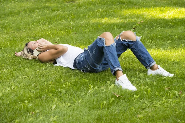 cep telefonunuzu kullanarak güzel bir genç kadının portresi 