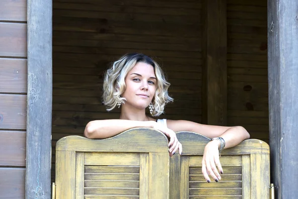 Portret van een meisje in een zomer park — Stockfoto