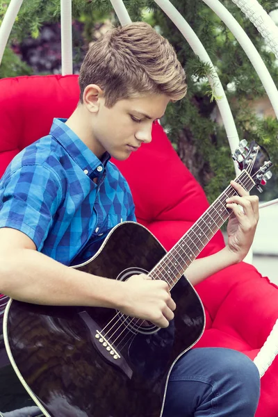 Young sad guy with guitar — Stock Photo, Image