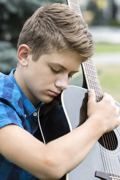 Young sad guy with guitar — Stock Photo, Image