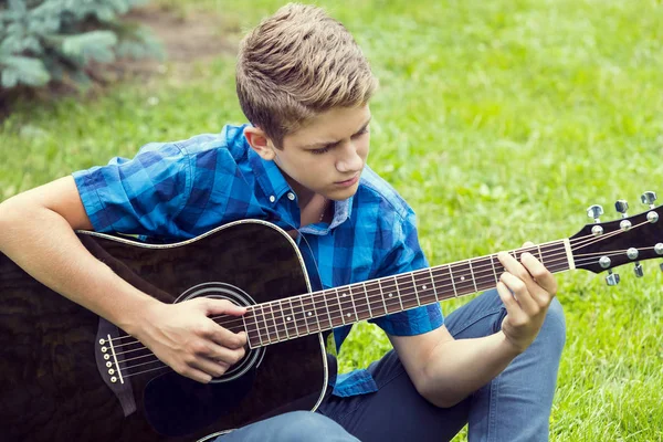 Young sad guy with guitar — Stock Photo, Image