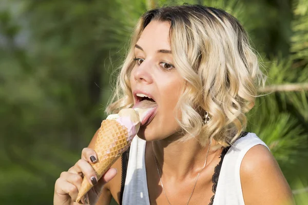 Chica comiendo helado en la naturaleza — Foto de Stock