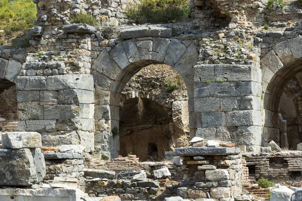 Τα ερείπια της αρχαίας πόλης της Εφέσου με αντίκες — Φωτογραφία Αρχείου