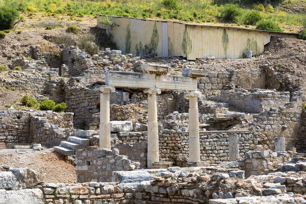 Τα ερείπια της αρχαίας πόλης της Εφέσου με αντίκες — Φωτογραφία Αρχείου