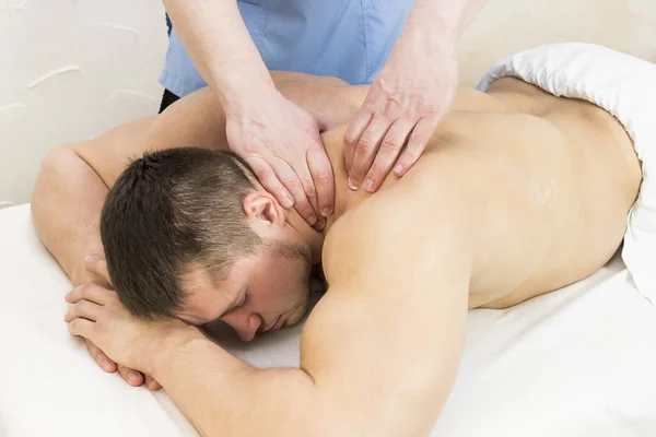 Homem fazendo massagem esportiva — Fotografia de Stock