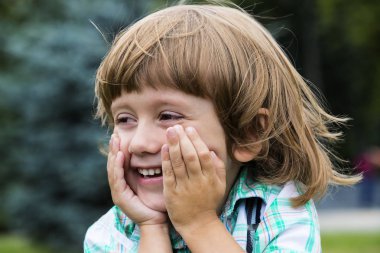 Bir arka plan üzerinde bir çocuk portresi