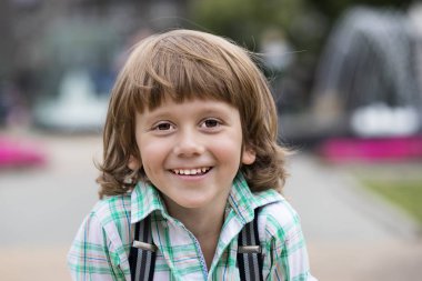 Bir arka plan üzerinde bir çocuk portresi