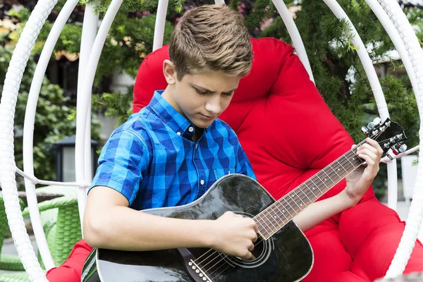 Young sad guy with an guitar — Stock Photo, Image
