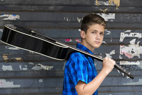 Szomorú fiatal srác egy gitár — Stock Fotó