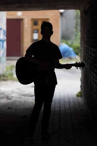 Bir gitar ile genç üzgün adam — Stok fotoğraf