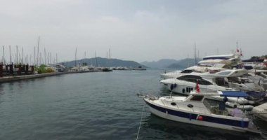 Marmaris liman gemiler ve yatlar iskelenin üzerinde dolgu.