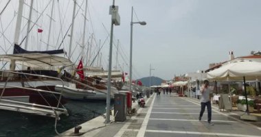 Marmaris liman gemiler ve yatlar iskelenin üzerinde dolgu.