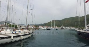 Marmaris liman gemiler ve yatlar iskelenin üzerinde dolgu.