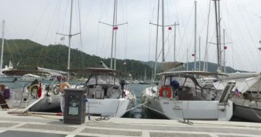Marmaris liman gemiler ve yatlar iskelenin üzerinde dolgu.