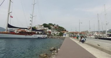 Marmaris liman gemiler ve yatlar iskelenin üzerinde dolgu.