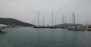 Marmaris liman gemiler ve yatlar iskelenin üzerinde dolgu.