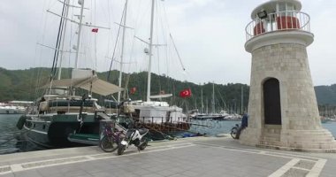Marmaris liman gemiler ve yatlar iskelenin üzerinde dolgu.