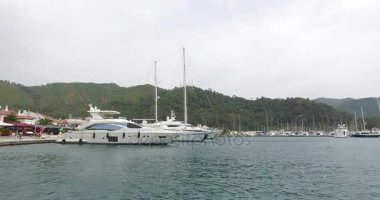 Marmaris liman gemiler ve yatlar iskelenin üzerinde dolgu.