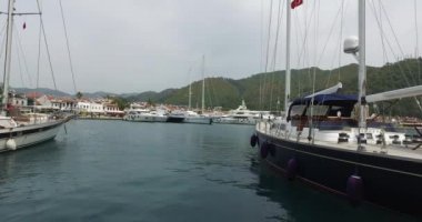 Marmaris liman gemiler ve yatlar iskelenin üzerinde dolgu.