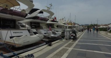 Marmaris liman gemiler ve yatlar iskelenin üzerinde dolgu.