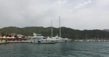 Marmaris liman gemiler ve yatlar iskelenin üzerinde dolgu.