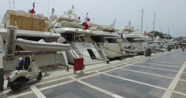 Marmaris liman gemiler ve yatlar iskelenin üzerinde dolgu.