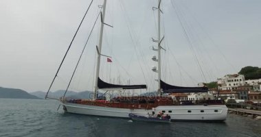 Marmaris liman gemiler ve yatlar iskelenin üzerinde dolgu.