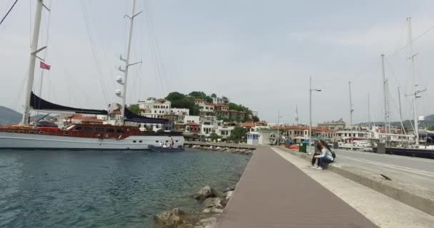 Embankment en el puerto de Marmaris con barcos y yates en el muelle . — Vídeos de Stock