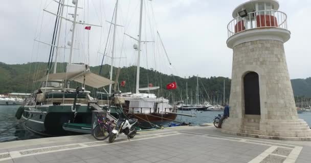 Embankment en el puerto de Marmaris con barcos y yates en el muelle . — Vídeo de stock