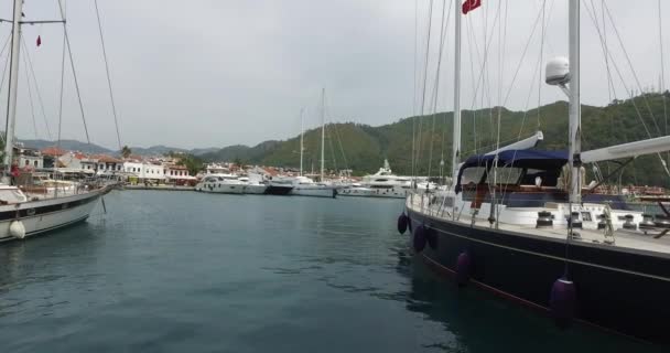 Embankment dans le port de Marmaris avec des navires et des yachts sur le quai . — Video