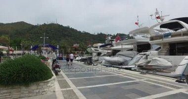 Marmaris liman gemiler ve yatlar iskelenin üzerinde dolgu. 