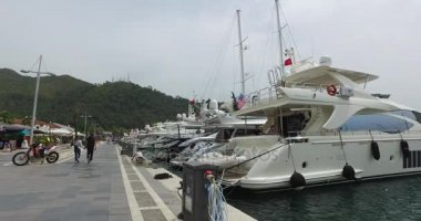 Marmaris liman gemiler ve yatlar iskelenin üzerinde dolgu. 