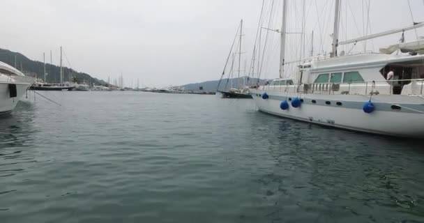 Embankment dans le port de Marmaris avec des navires et des yachts sur le quai . — Video