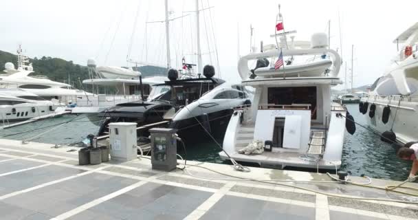 Nábřeží v přístavu Marmaris s lodí a jachet na nábřeží. — Stock video