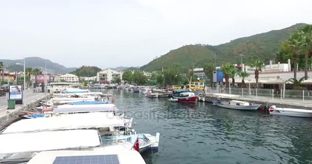 Embankment en el puerto de Marmaris con barcos y yates en el muelle . — Vídeos de Stock