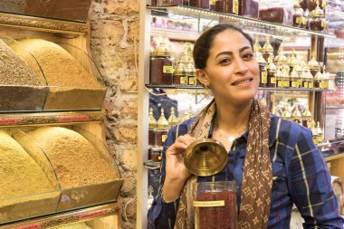 Baharatlar ve tatlılar Istanbul'da Mısır Çarşısı satıcılarının 