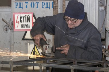 Metal işleme Dükkanı işçi işleri çelik yapılar oluşturmak için aygıtlar ve makineler