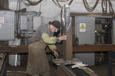  Metal işleme Dükkanı işçi işleri çelik yapılar oluşturmak için aygıtlar ve makineler