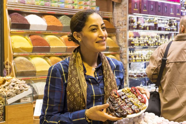 Vendedores de especias y dulces en el mercado egipcio en Estambul — Foto de Stock