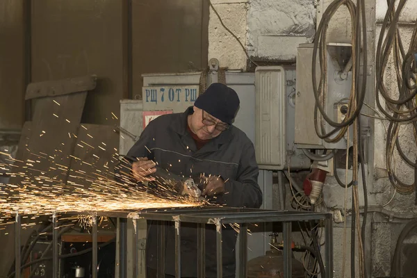 Trabalhadores de oficinas de metalurgia trabalham atrás de máquinas e equipamentos para criar estruturas de aço — Fotografia de Stock