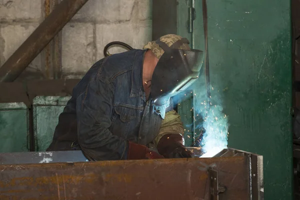  Metal işleme Dükkanı işçi işleri çelik yapılar oluşturmak için aygıtlar ve makineler