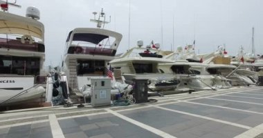 Marmaris liman gemiler ve yatlar iskelenin üzerinde dolgu. 