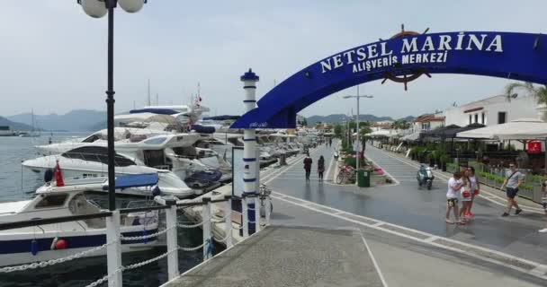 Embankment en el puerto de Marmaris con barcos y yates en el muelle . — Vídeos de Stock
