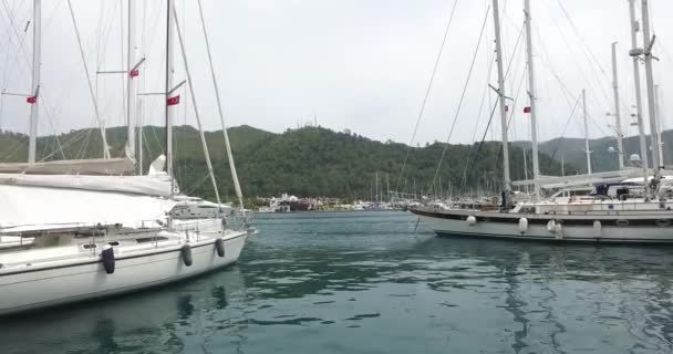 Embankment dans le port de Marmaris avec des navires et des yachts sur le quai . — Video