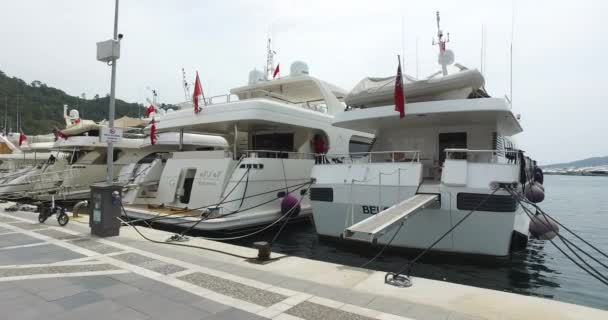 Embankment dans le port de Marmaris avec des navires et des yachts sur le quai . — Video